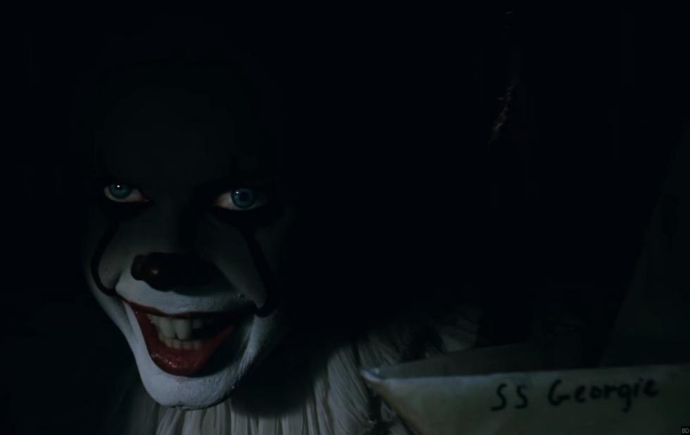 Cuando empiezan a desparecer niños en el pueblo de Derry, Maine, un grupo de niños lidia con sus mayores miedos al enfrentarse a un malvado payaso llamado Pennywise, cuya historia de asesinatos y violencia data de siglos. Adaptación cinematográfica de la conocida novela de Stephen King "It".