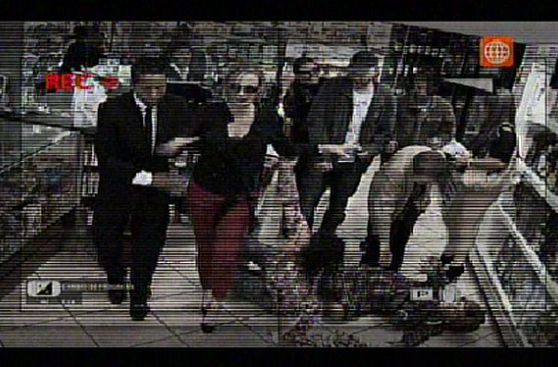 "Al fondo hay sitio" parodió pelea de ex embajador ecuatoriano en supermercado
