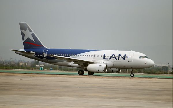 Indecopi multa a LAN Perú y le prohíbe cobros por postergar pasajes