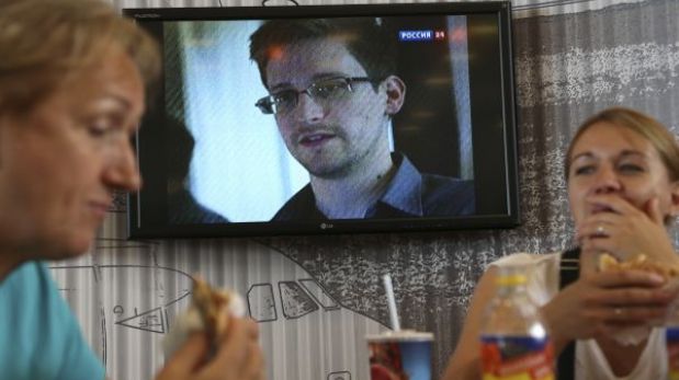 Edward Snowden sigue en aeropuerto de Moscú y sin un pasaporte válido