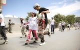 FOTOS: sobre una patineta para escapar de la violencia en Afganistán
