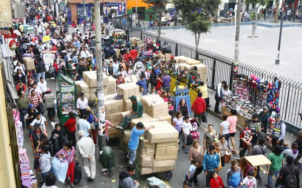 Según Sunat, en alrededores del Mercado Central se generan ingresos por S/.6.645 millones, de los que hay 1.110 millones por formalizar (Foto: Archivo El Comercio)