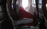 Se quedó dormido en el avión, lo dejaron encerrado y perdió su otro vuelo