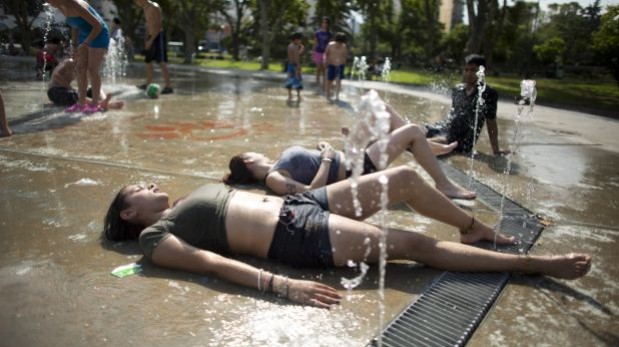 Desde diciembre pasado, Argentina vive una ola de calor que incluso ha afectado los servicios de energía. (AP)