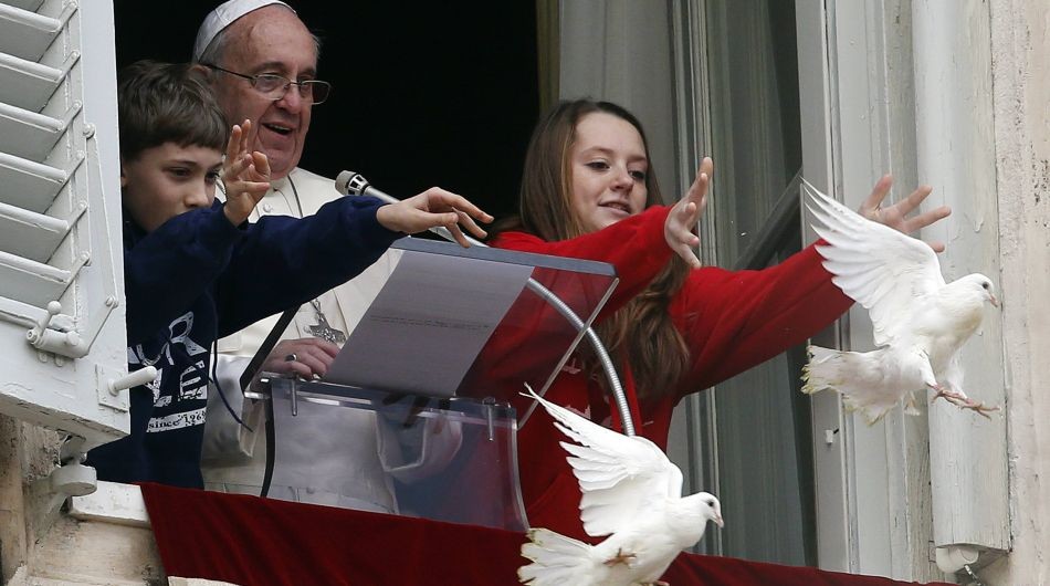 papa - Una gaviota y un cuervo atacan una paloma por la paz de Ucrania del papa Francisco 950x530
