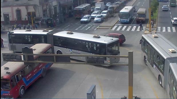 Este es el bus. Obstruyó de manera parcial la circulación de buses del Metropolitano. (Pro Transporte)