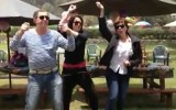 Lucía Oxenford y sus padres parodian el "Gangnam Style"