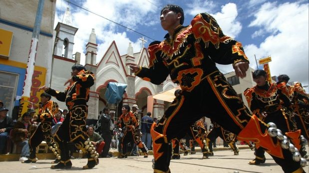 Danzantes y músicos de academias y cofradías hacen vibrar la ciudad de Puno por la fiesta de la Candelaria. (Foto: Richard Hirano)