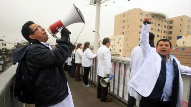 Médicos no están de acuerdo con el incremento salarial de S/ 30 000 a la Ministra de Salud ( Foto: archivo El Comercio).