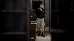 Investigan a policías por muerte de detenido en carceleta