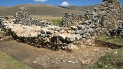 Descubren calles de piedras incas en complejo Huánuco Pampa