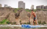 Aprende a surfear en una tabla hecha con botellas recicladas