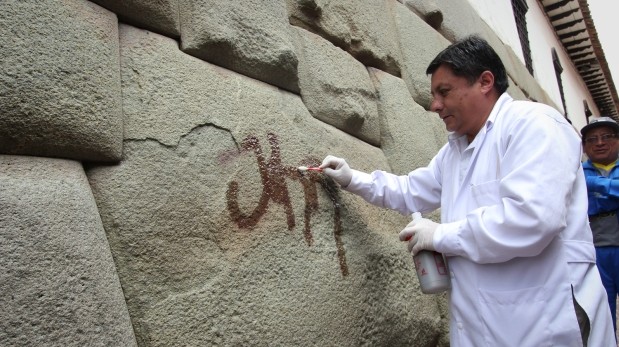 Pintan la Piedra de los Doce Ángulos en el Cusco