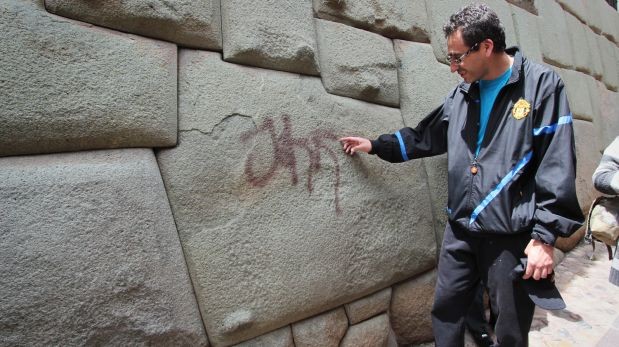 Cusco: cámara captó a persona que pintó la piedra de 12 ángulos