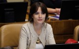 Camila Vallejo llegó con su bebe para asumir como diputada