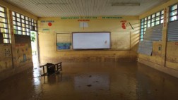 Tubería se rompe e inunda colegio y cinco casas en Villa María