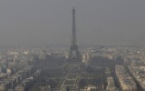 Torre Eiffel casi desaparece tras nube de contaminación