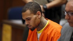 Chris Brown estará en prisión hasta fines de abril