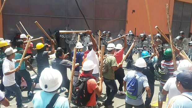 Los manifestantes se enfrentaron a la policía en el cruce de Piérola con Abancay. (Fernando González-Olaechea / El Comercio)