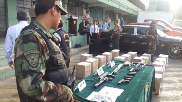 Estas son las armas y la droga incautada el viernes 28 de marzo. (Fernando González-Olaechea / El Comercio)