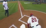 Béisbol: hizo un lanzamiento de honor y le rompió el fémur