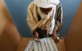 Millones de afganos emiten su voto y desafían a los talibanes
