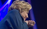 Hillary Clinton esquiva el zapato que le lanzó una mujer
