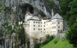 Este castillo fue construido dentro de una cueva en Eslovenia