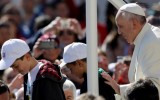 Papa sube a dos niños al papamóvil y recorren Plaza San Pedro