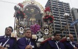 La imagen del Señor de los Milagros recorre las calles de Lima