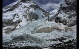 Mueren al menos 12 personas tras avalancha en el Everest