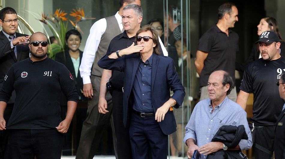  Paul McCartney saludó a sus fans cuando salió del hotel!