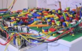 Vea la maquina hecha con piezas de Lego capaz de hacer música