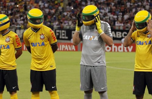 Incluso los jugadores de Corinthians se pusieron cascos similares a los que usaba Senna (Foto: Reuters)