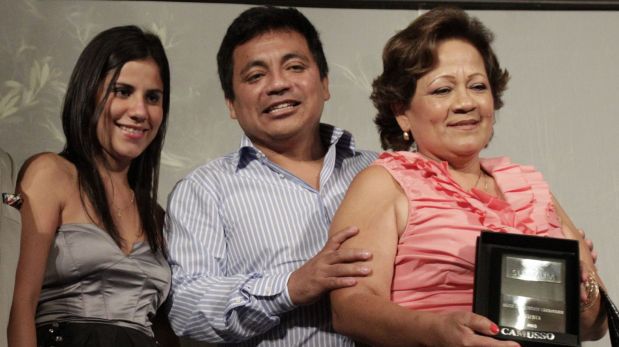 Héctor Solís con su madre y su esposa. (Foto: Richard Hirano)