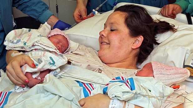 EE.UU.: gemelas nacen tomadas de la mano en un hospital de Ohio