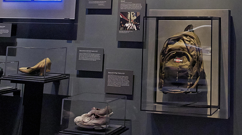 En el museo se muestran fotografías y objetos de cada una de las víctimas y detalles de su vida. (AP)