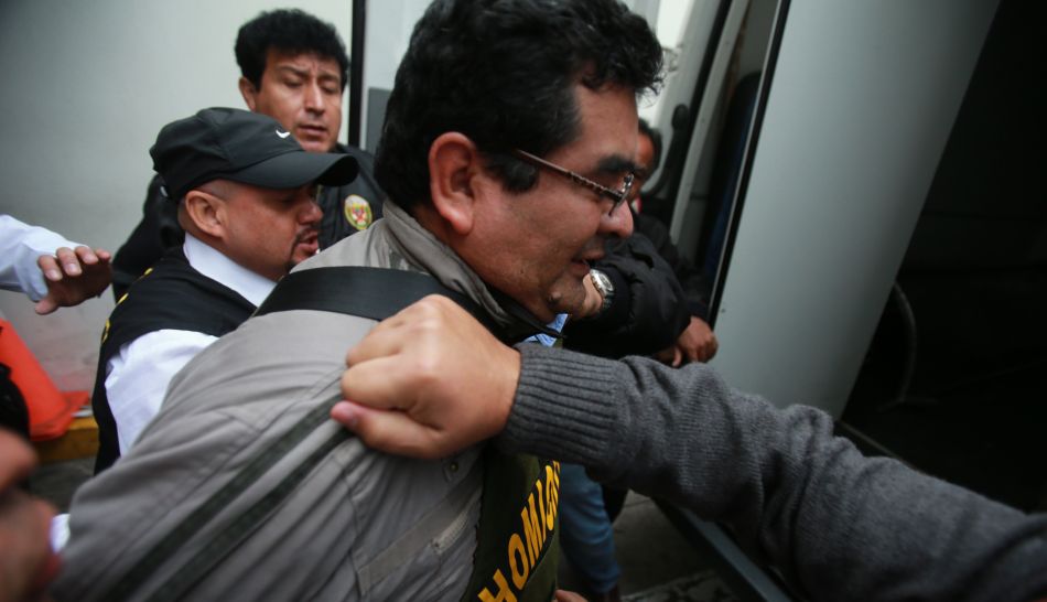 Durante el traslado, Álvarez señaló que es inocente de los cargos que le formulan.(Foto:Lino Chipana/ El Comercio))