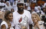 Serena y Caroline Wozniacki celebran al lado del Miami Heat