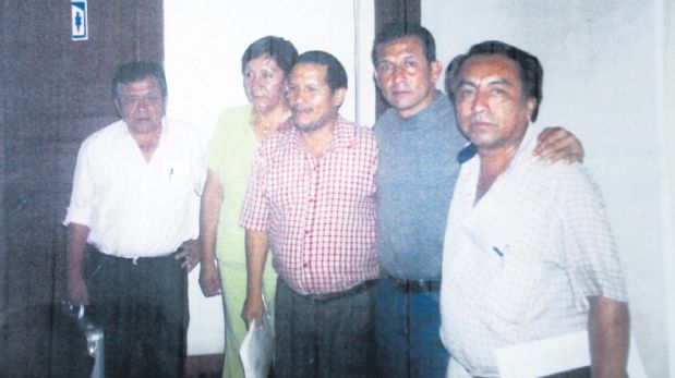   Juntos. Candidato Humala con representantes de los mineros informales: Medina, Vilca, Valdivia y Chanduví en el local nacionalista. (Foto: Reproducción)