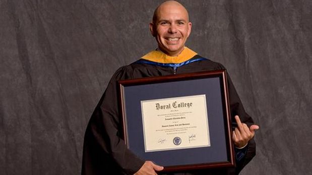 Pitbull fue condecorado y posó así para los que no le creyeron