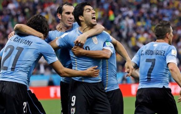 Uruguay venció 2-1 a Inglaterra con doblete de Luis Suárez