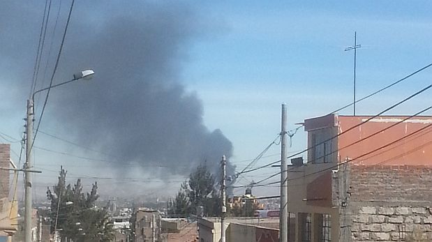 La explosión se pudo ver desde varios kilómetros a la redonda. (Carlos Zanabria / El Comercio)