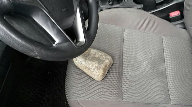 Esta fue la piedra que cayó sobre el taxi. (El Comercio)