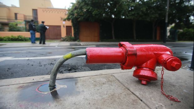 Así quedó el hidrante de agua ubicado en la cuadra 8 de la calle Choquehuanca. (Foto: Lino Chipana / El Comercio)