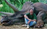 Steven Spielberg recibe ataques por "matar a un dinosaurio"
