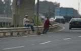 Peatones infringen normas de tránsito pero quedan sin sanción