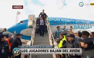 Selección argentina llegó entre aplausos a Buenos Aires
