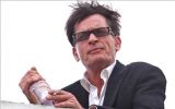 Difunden video de Charlie Sheen en estado de ebriedad