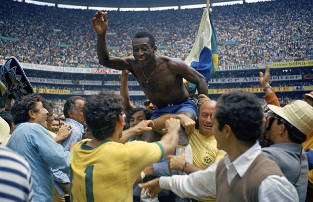 Pelé celebra la victoria de Brasil en el Mundial de México 1970 (Foto: AP)